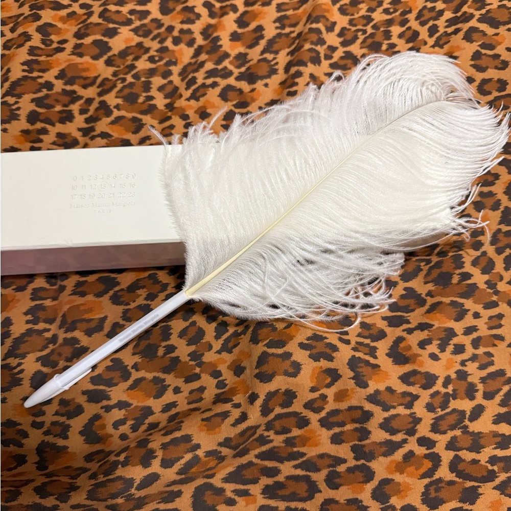 Maison Martin Margiela White Feather Pen ⭐️🩵